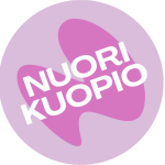 Nuori Kuopio -logo, jossa vaaleanpunainen ympyrä, jonka päällä pinkki N-kirjainta muistuttava muoto ja valkoisella tekstillä nuori kuopio isoilla kirjaimilla.