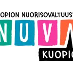 Kuopion nuorisovaltuuston logo. Valkoisella pohjalla mustalla tekstillä Kuopion nuorisovaltuusto, jonka alapuolella valkonen N-kirjain vihreän laatikon sisällä, valkoinen U-kirjain sinisen laatikon sisällä, valkoinen V-kirjain pinkin laatikon sisällä ja valkoinen A-kirjain oranssin laatikon sisällä. A-kirjaimen keskeltä lähtee musta pyramidi alaspäin laajentuen laatikoksi, jonka sisällä valkoisella tekstillä lukee Kuopio.