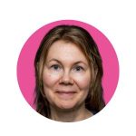 pinkillä taustalla ruskeahiuksinen nainen