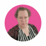 pinkillä taustalla lyhythiuksinen silmälasipäinen nainen.