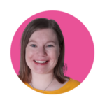 pinkillä taustalla ruskeahiuksinen nainen