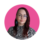 pinkillä taustalla punahiuksinen nainen