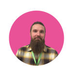 pinkillä taustalla parrakas mies