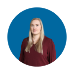 sinisellä taustalla punapaitainen vaaleahiuksinen nainen