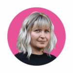 Pinkillä taustalla nainen, jolla on lyhyehköt vaaleat hiukset ja musta paita.