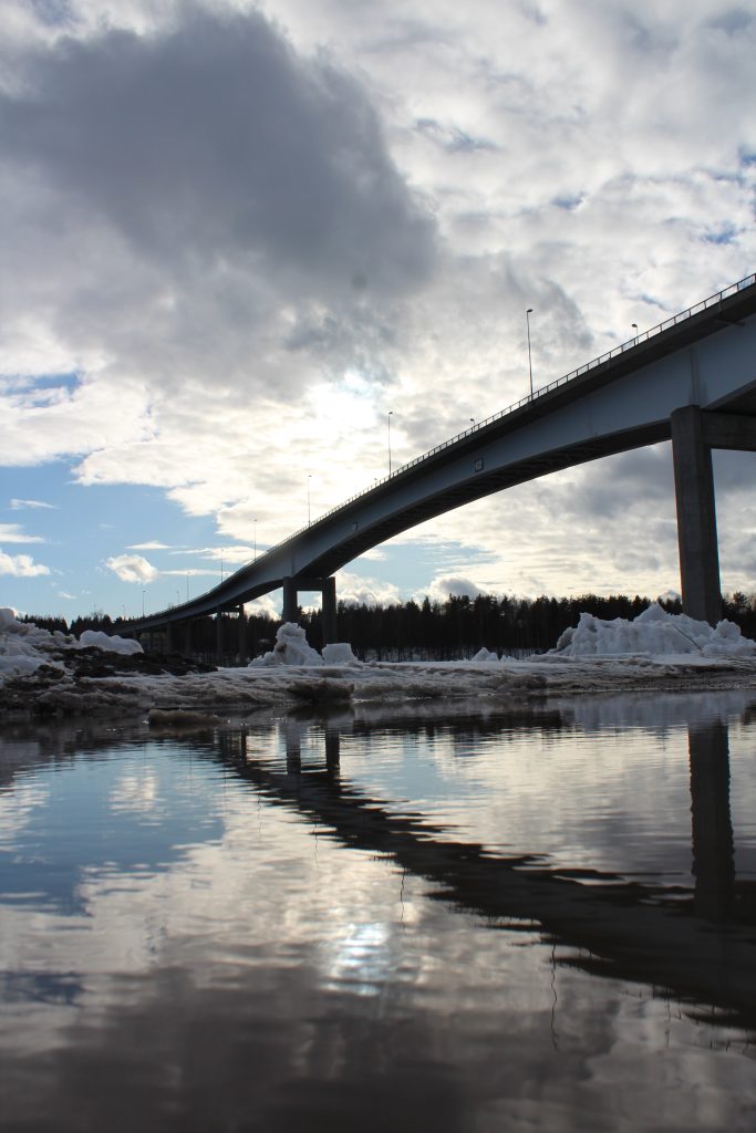 Puumalan silta ja sen heijastus vesilammikosta