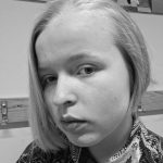 Mustavalkoinen kuva jossa sivuprofiili vaalea hiuksisesta tytöstä