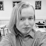 Mustavalkoinen kuva, jossa vaalea hiuksinen naisoletettu.