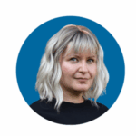 Sinisellä taustalla nainen, jolla on lyhyehköt vaaleat hiukset ja musta paita.