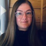 Heidi Ollikainen, koulunuorisotyö. Ruskeat pitkät hiukset ja silmälasit