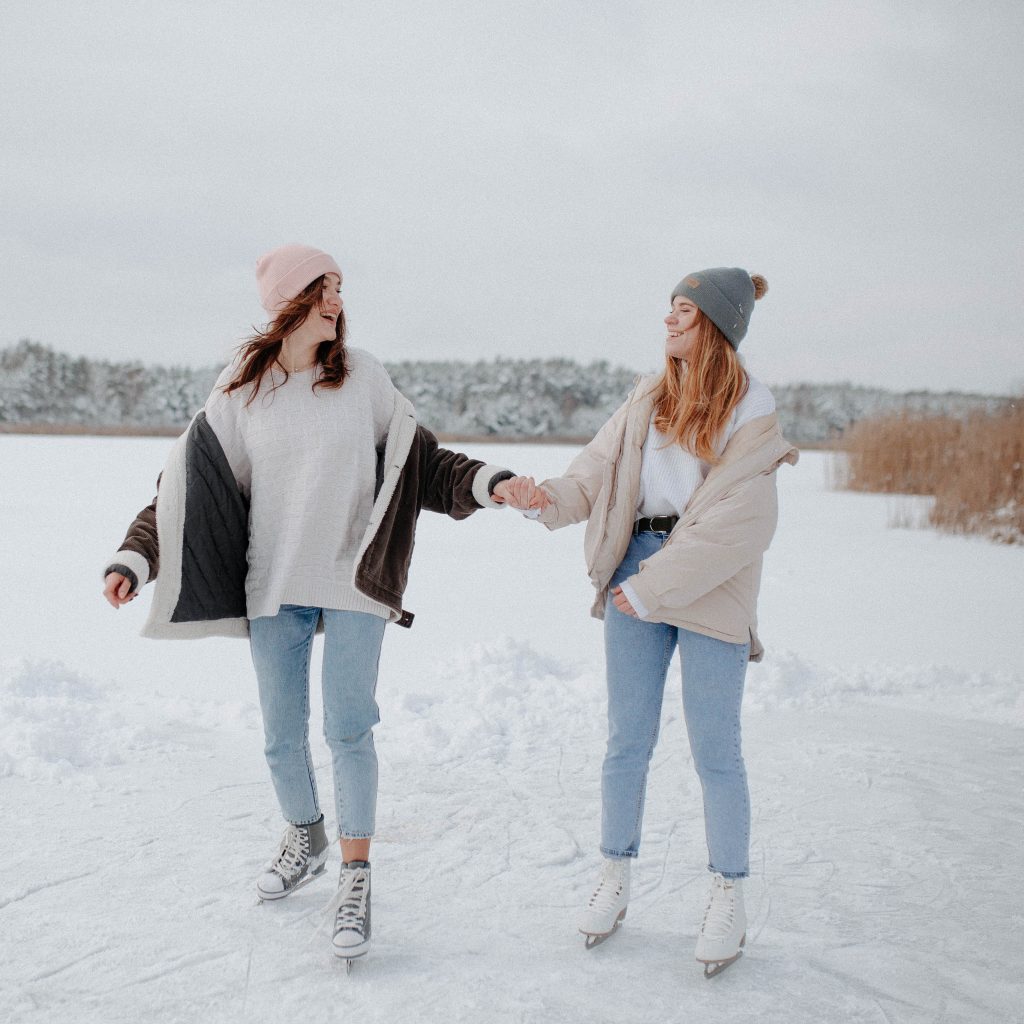 Nuoret ovat luistelemassa järven jäällä. He pitävät toisiaan käsistä kiinni ja nauravat. Avainsanoja: talvi, loma, hiihtoloma, talviloma, vapaa-aika, liikunta, kaveruus, kaveri, ystävyys, ystävä, ilo