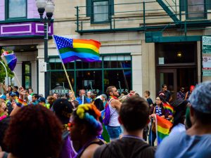 Iso ihmisjoukko ja pride kulkue kadulla