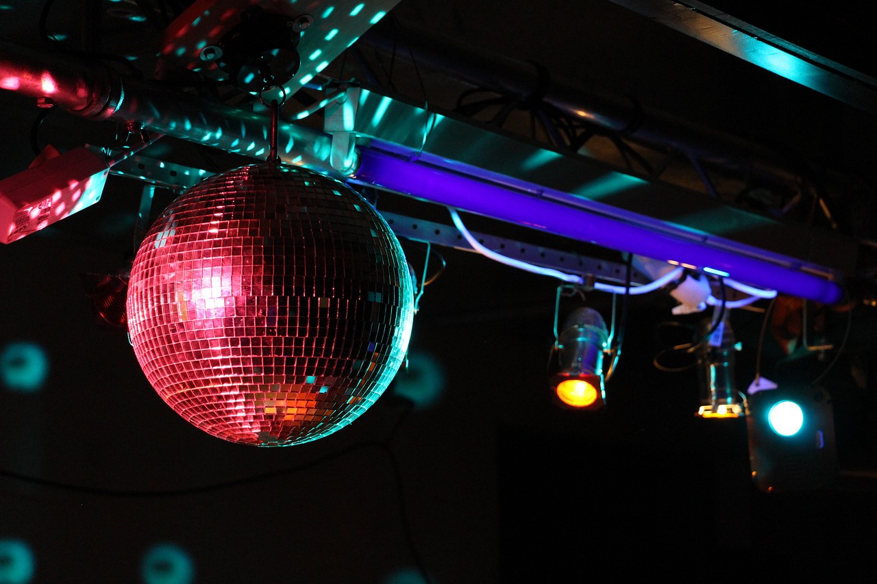Discopallo ja värikkäitä valoja kattotelineessä. Avainsanoja: disco, tanssiminen, liikunta, musiikki, vapaa-aika, avoimet ovet, ilo, nuorisotila