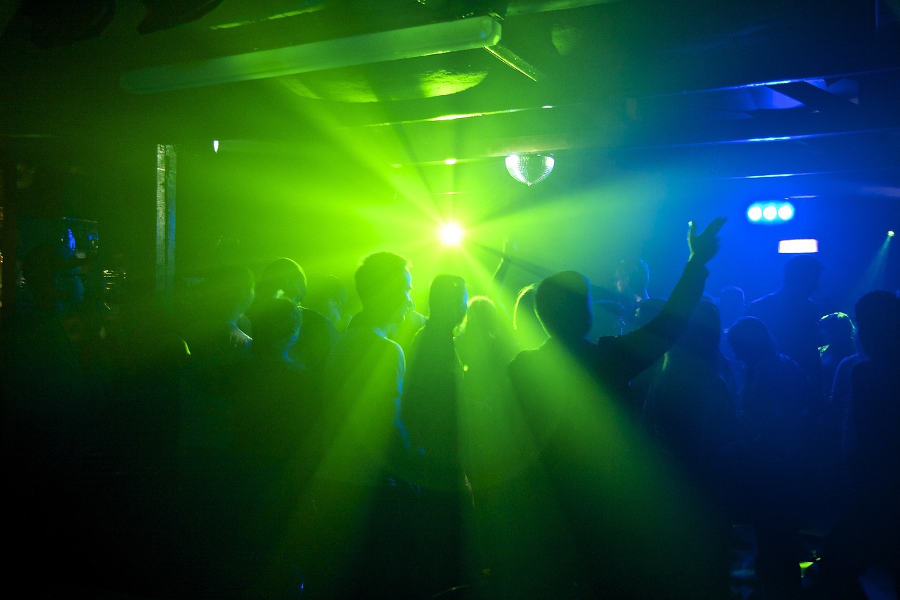 Ihmisiä tanssimassa discossa valkoisen ja sinisen valon ympäröimänä. Avainsanoja: disco, tanssiminen, liikunta, musiikki, vapaa-aika, avoimet ovet, ilo, nuorisotila