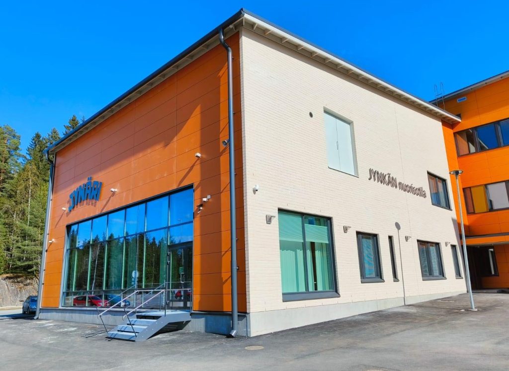 Jynkän nuorisotila Jynäri ulkoa päin. Päätyseinä on oranssi ja siinä on suuret, korkeat ikkunat.