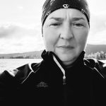 Mustavalkoinen kuva naisesta jolla päässä musta huivi