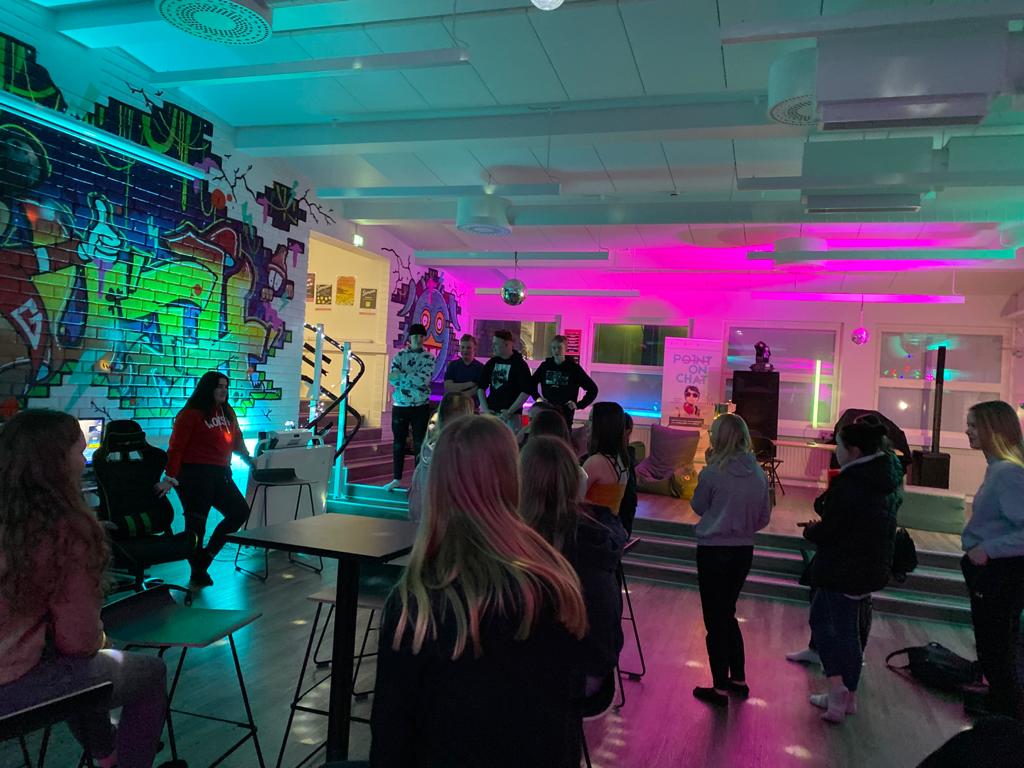 Joukko nuoria puuhastelemassa, nuorten talolla.