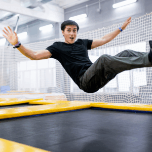 trampoliini, iloinen