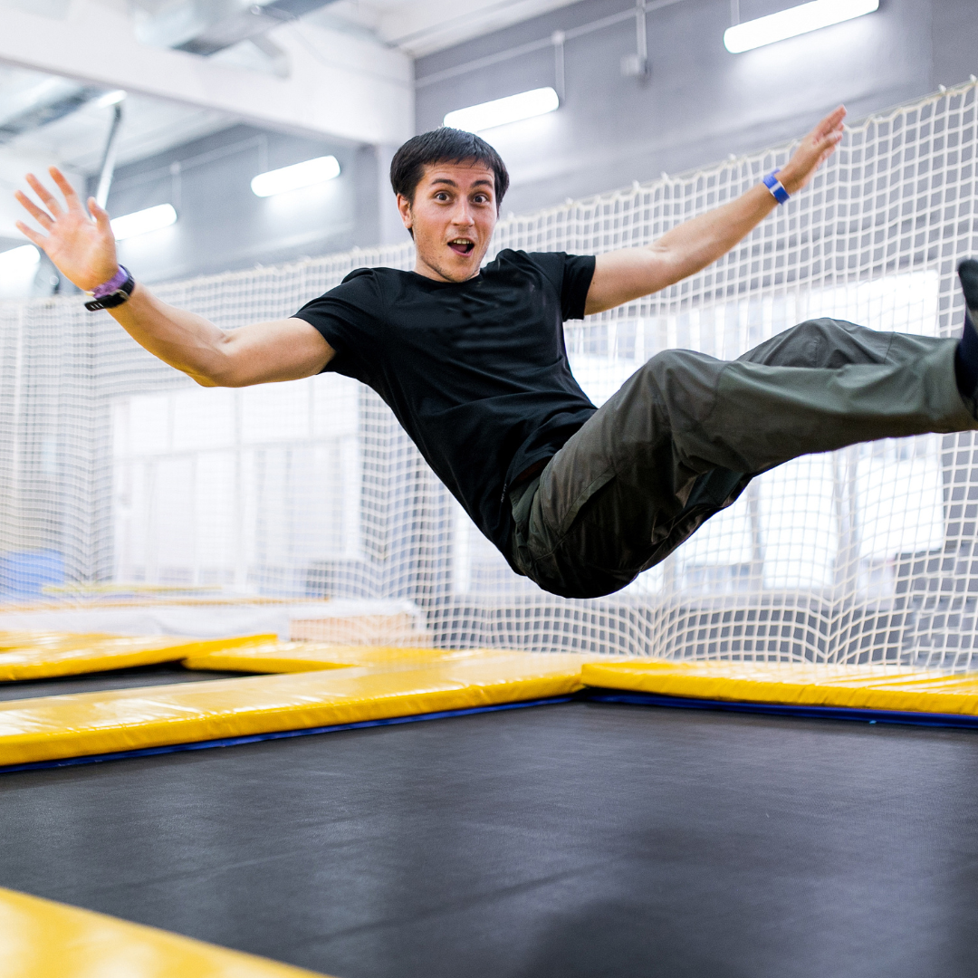 trampoliini, iloinen