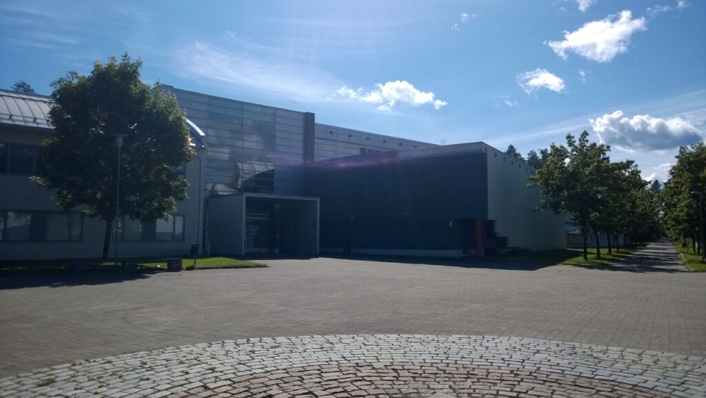 Ylä-Pyörön koulu Kuopiossa aurinkoisella kesäsäällä.