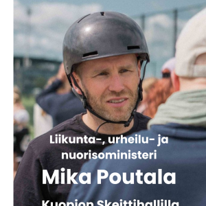 Mainos liikunta-, urheilu ja nuorisoministeri Mika Poutalan vierailusta Kuopion skeittihallilla perjantaina 21.11.2025 klo 15-16. Taustalla Mika Poutala skeittikypärä päässä keskustelemassa henkilön kanssa, joka on selkä kuvaajaan päin. Poutalalla on musta paita päällä.
