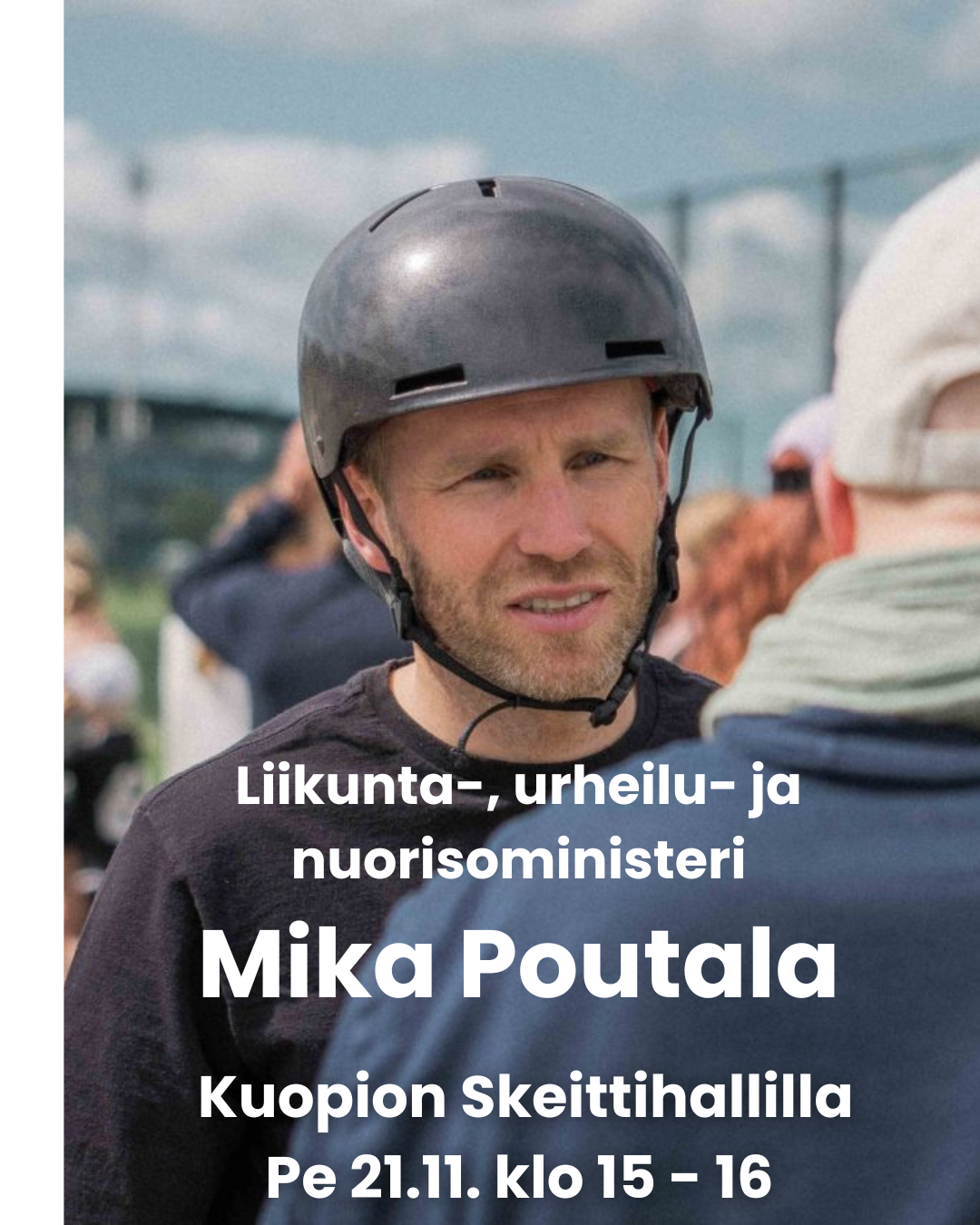 Mainos liikunta-, urheilu ja nuorisoministeri Mika Poutalan vierailusta Kuopion skeittihallilla perjantaina 21.11.2025 klo 15-16. Taustalla Mika Poutala skeittikypärä päässä keskustelemassa henkilön kanssa, joka on selkä kuvaajaan päin. Poutalalla on musta paita päällä.