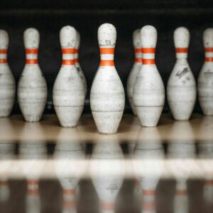 keiloja mustalla taustalla