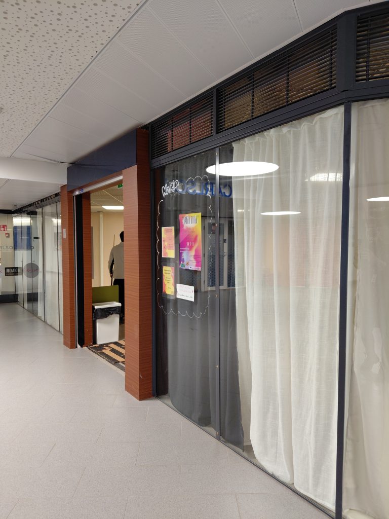 Kauppakeskus Apajassa sijaitsevan nuorisotila Napajan sisäänkäynti. Kulkuaukko on avattuna ja lasi-ikkunat ovat peitetty eri värisillä kankailla sisään näkemisen estämiseksi.