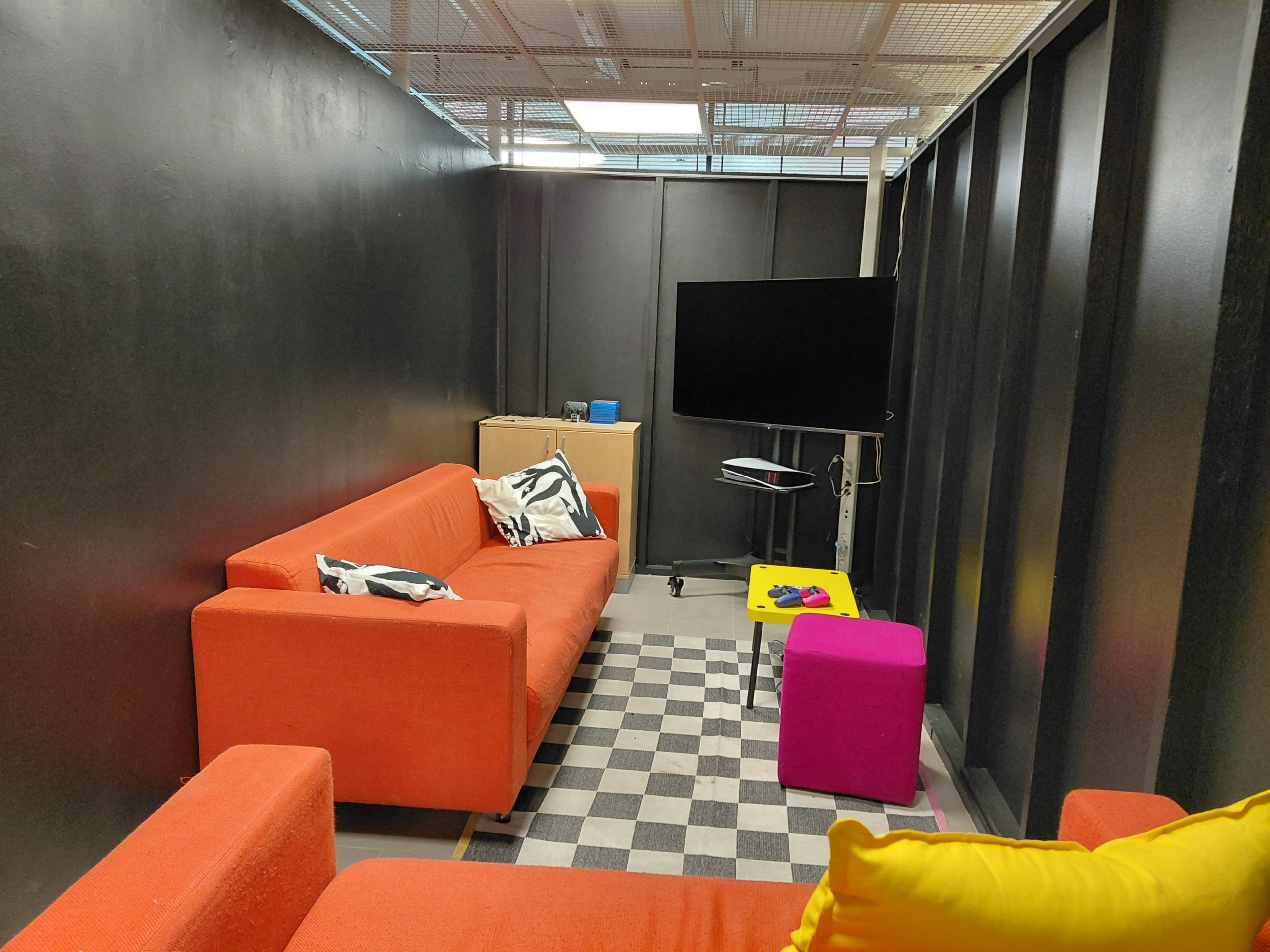 Pelinurkkaus normivalaistuksessa.