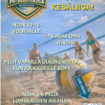 Mainos PiitsiLentisLiiga, Kuopio 2026. Taustalla beach volley-kenttä, jolla ihmisiä pelaamassa. Aurinko paistaa kirkaasti ja etualalla lentopallo juuri iskeytyneenä maahan hiekan lentäessä ilmaan. Nuorten oma kesäliiga. Tarkoitettu noin 13-18-vuotiaille. Pelit vapailla ulkokentillä, kun joukkueille sopii. Noin 3-6 peliä lomakauden aikana. Nuoli osoittaa QR-koodia ja nuolessa teksti "lue lisää".
