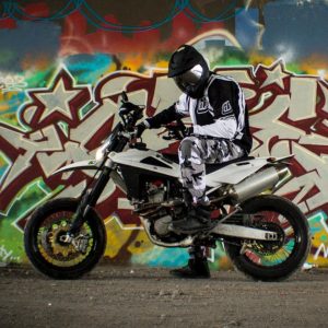 Mopo jonka selässä istuu mopon ajaja