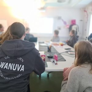 Nuorisovaltuusto istumassa kokouspöydän äärellä.